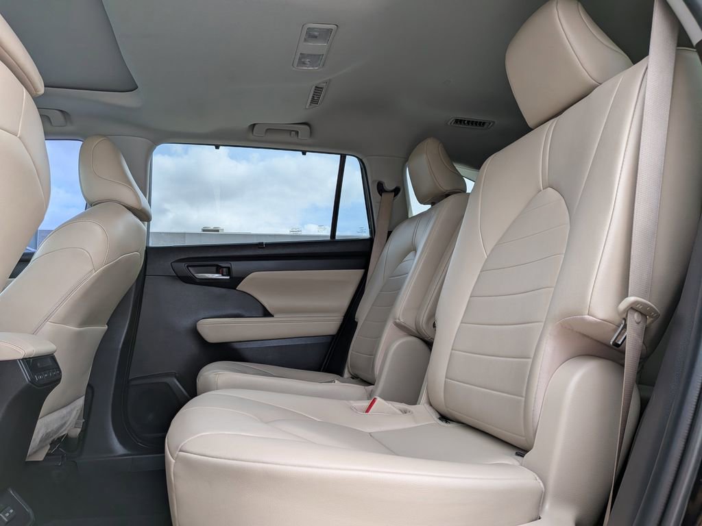 Used 2023 Toyota Highlander XLE image 27