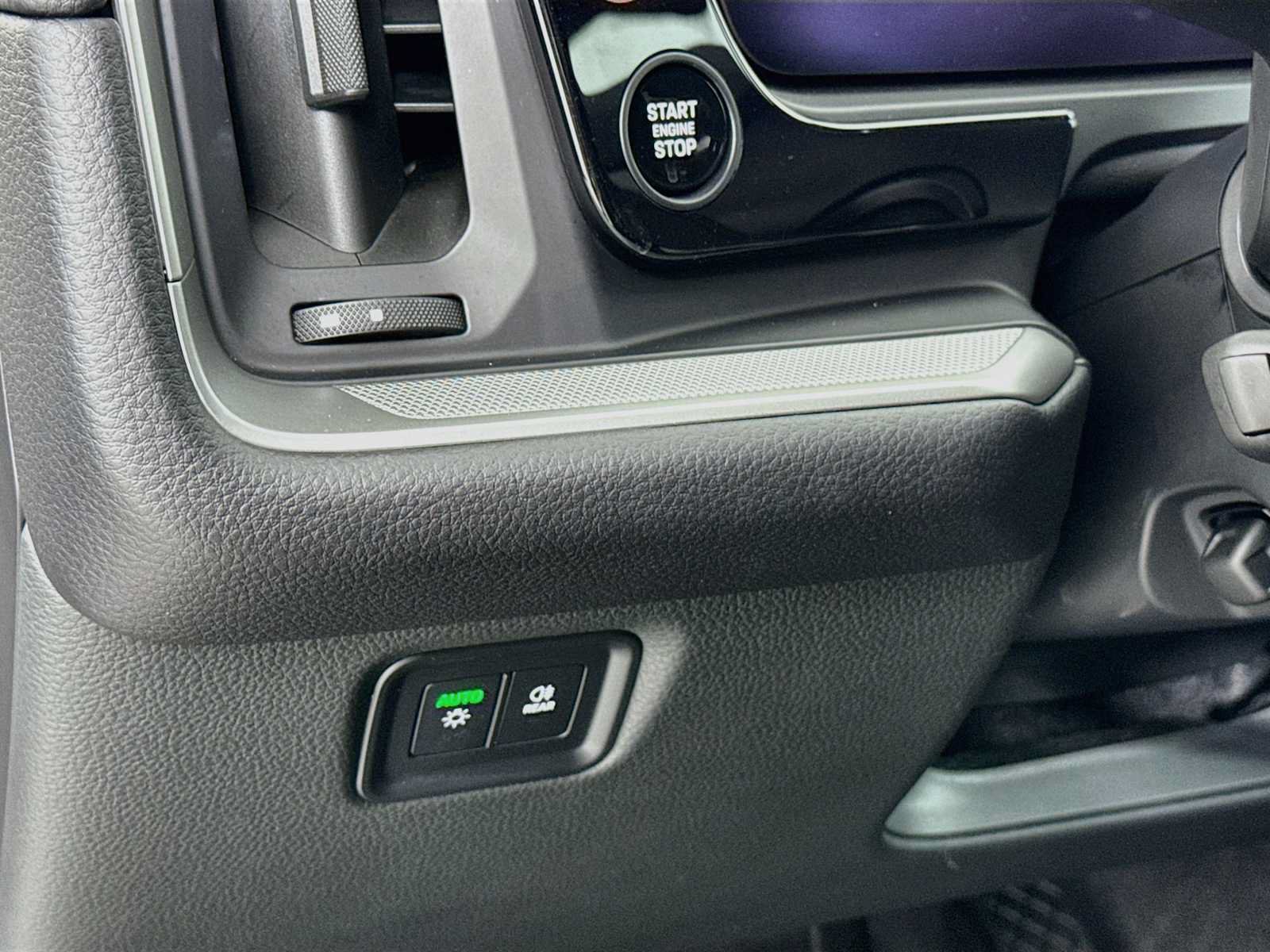 Certified 2025 Porsche Cayenne AWD/4WD image 14