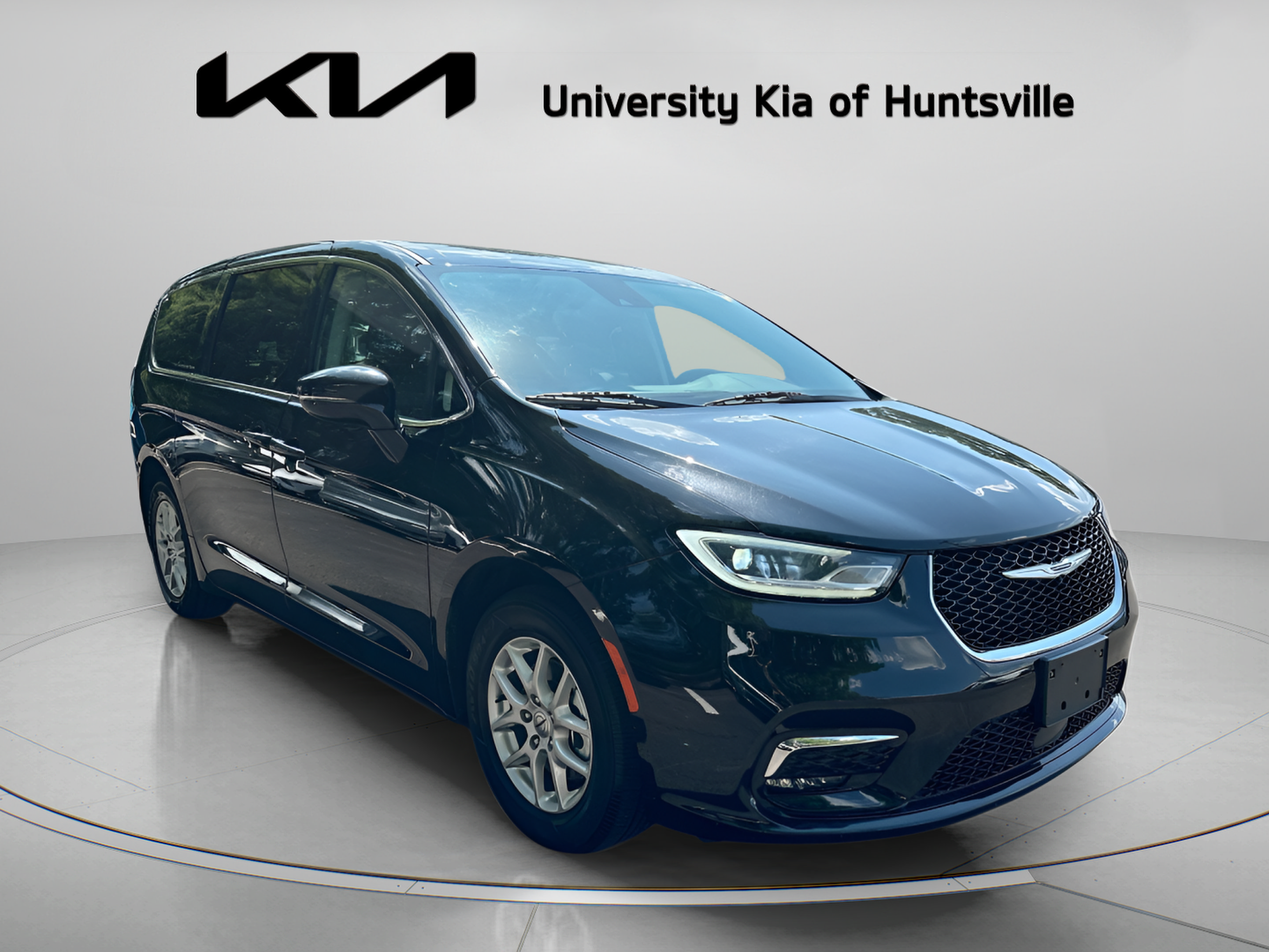 Used 2024 Chrysler Pacifica Touring-L FWD image 1