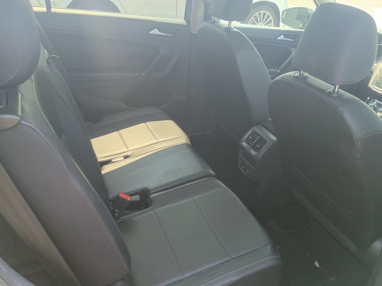 Used 2020 Volkswagen Tiguan SE w/ Panoramic Sunroof Package FWD image 8