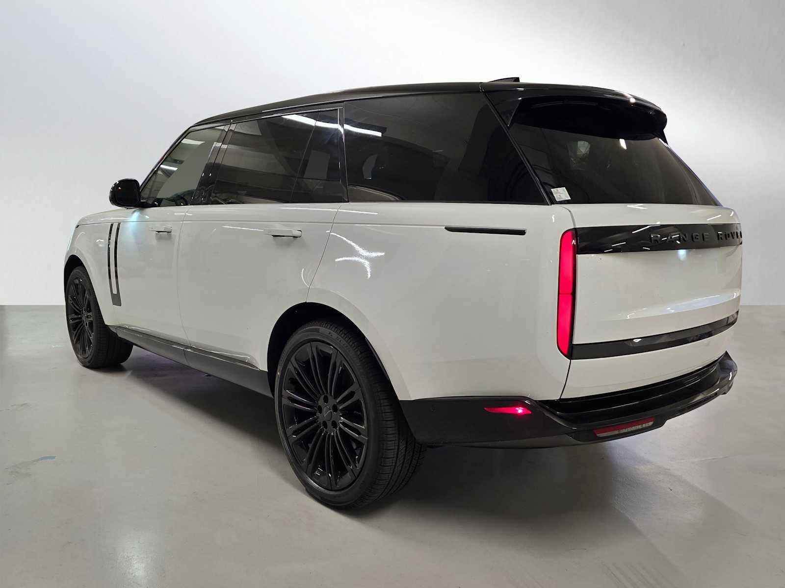 New 2026 Land Rover Range Rover Long Wheelbase SE AWD/4WD image 3