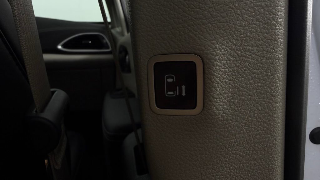 Used 2024 Chrysler Pacifica Touring-L AWD/4WD image 32