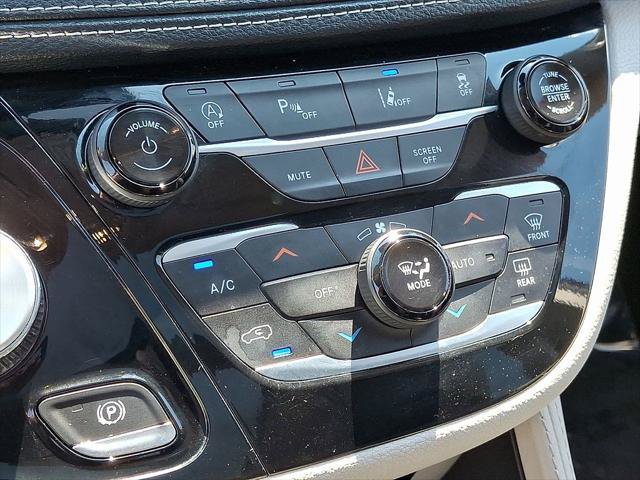 Certified 2023 Chrysler Pacifica Limited FWD image 17
