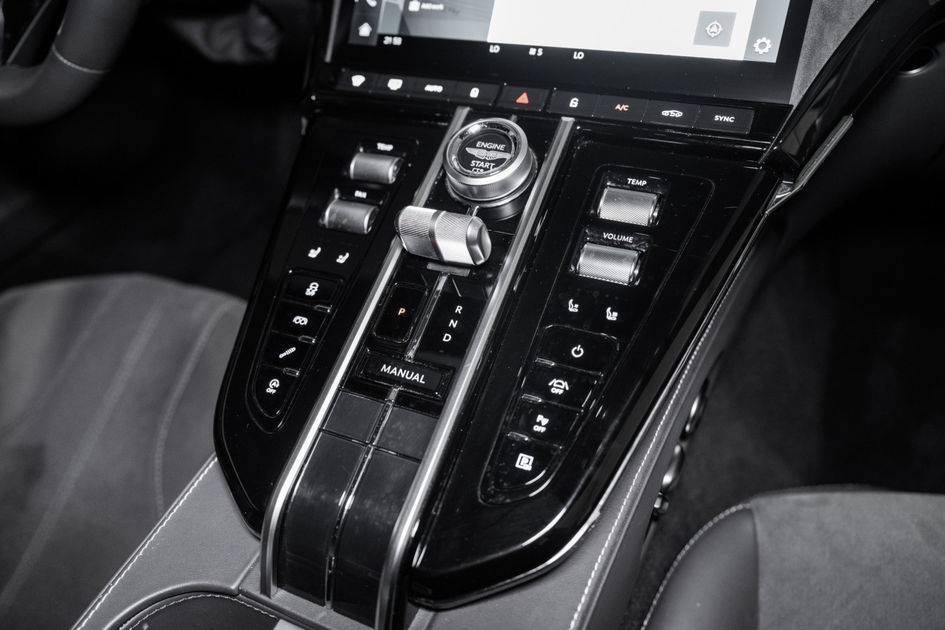 Used 2025 Aston Martin V8 Vantage Coupe RWD image 27