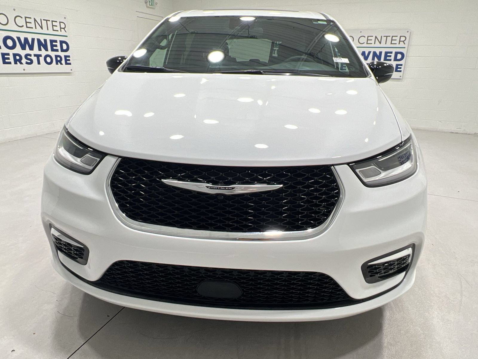 Used 2026 Chrysler Pacifica Limited AWD/4WD image 3