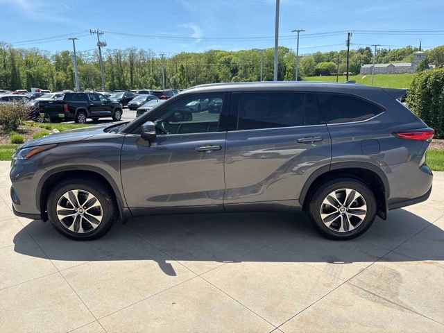 Used 2021 Toyota Highlander XLE AWD/4WD image 3