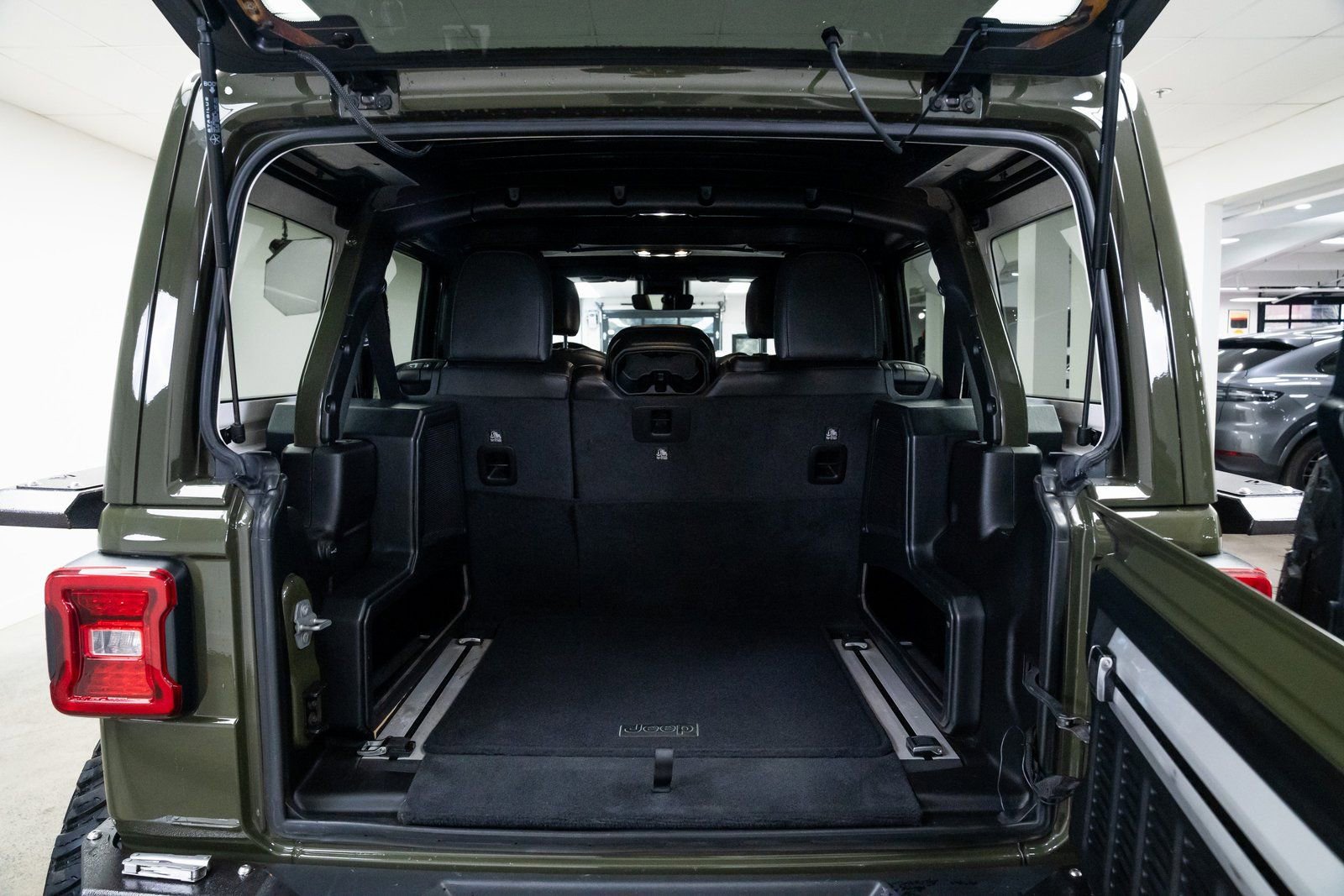 Used 2022 Jeep Wrangler Unlimited Rubicon w/ Trailer Tow Package image 6