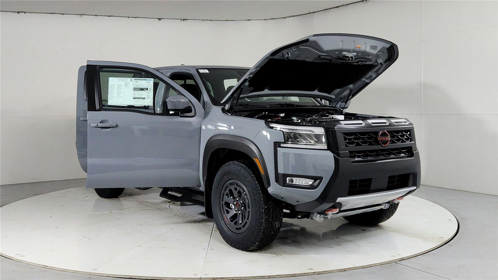 Used 2025 Nissan Frontier PRO-4X image 9