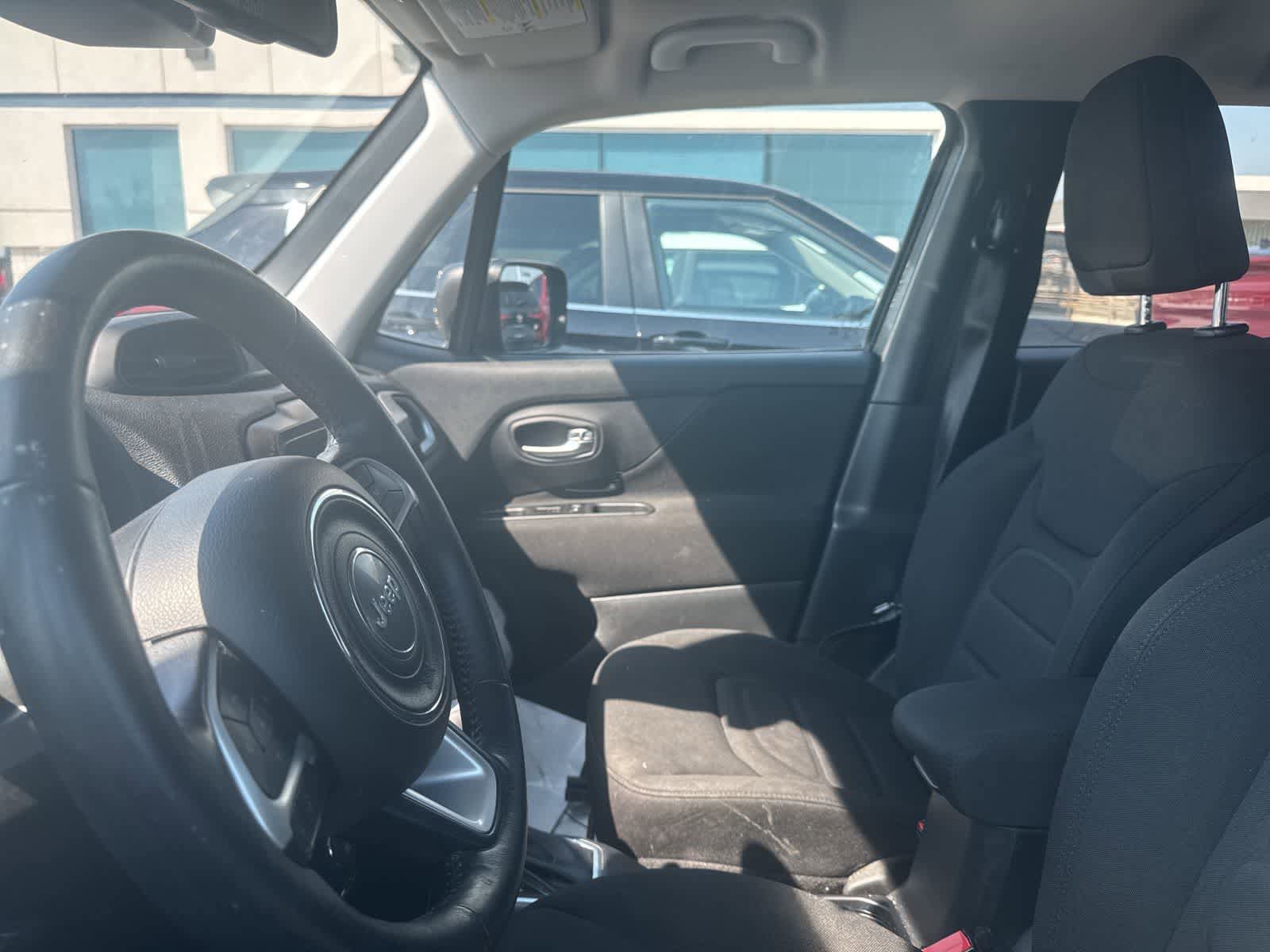 Used 2020 Jeep Renegade Latitude w/ Cold Weather Group AWD/4WD image 31