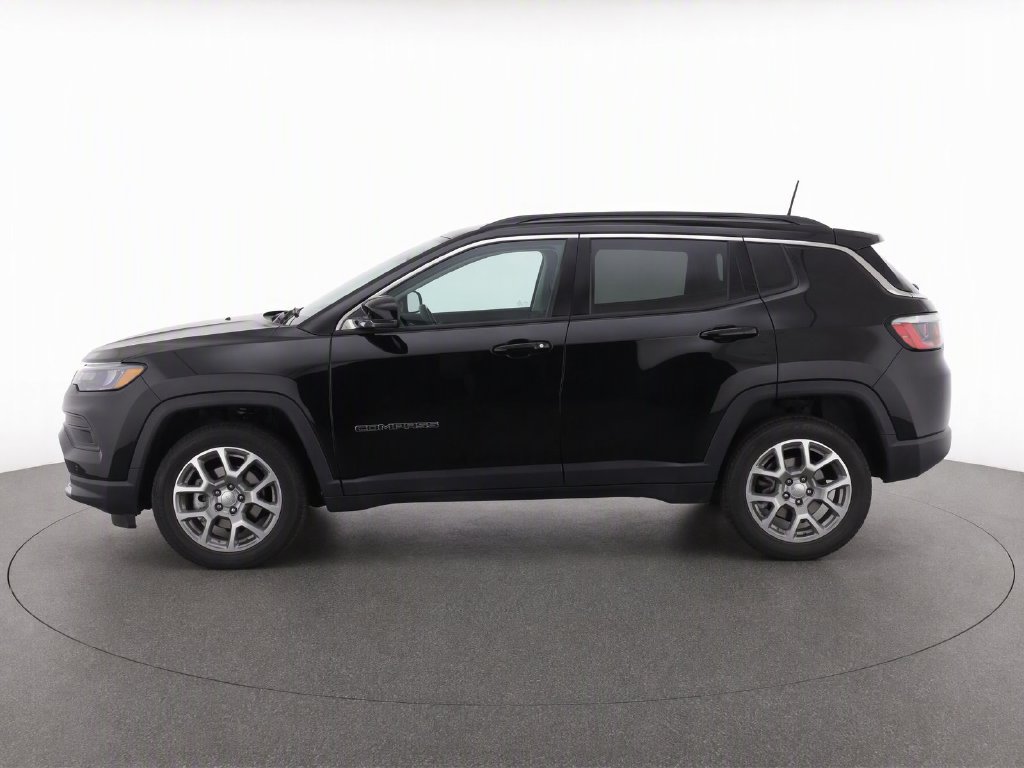 Used 2022 Jeep Compass Latitude w/ Sun and Sound Group AWD/4WD image 5