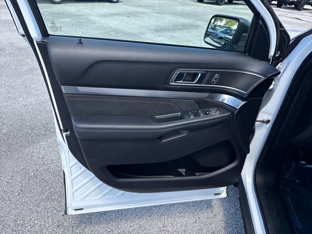 Used 2019 Ford Explorer XLT w/ Equipment Group 202A image 12