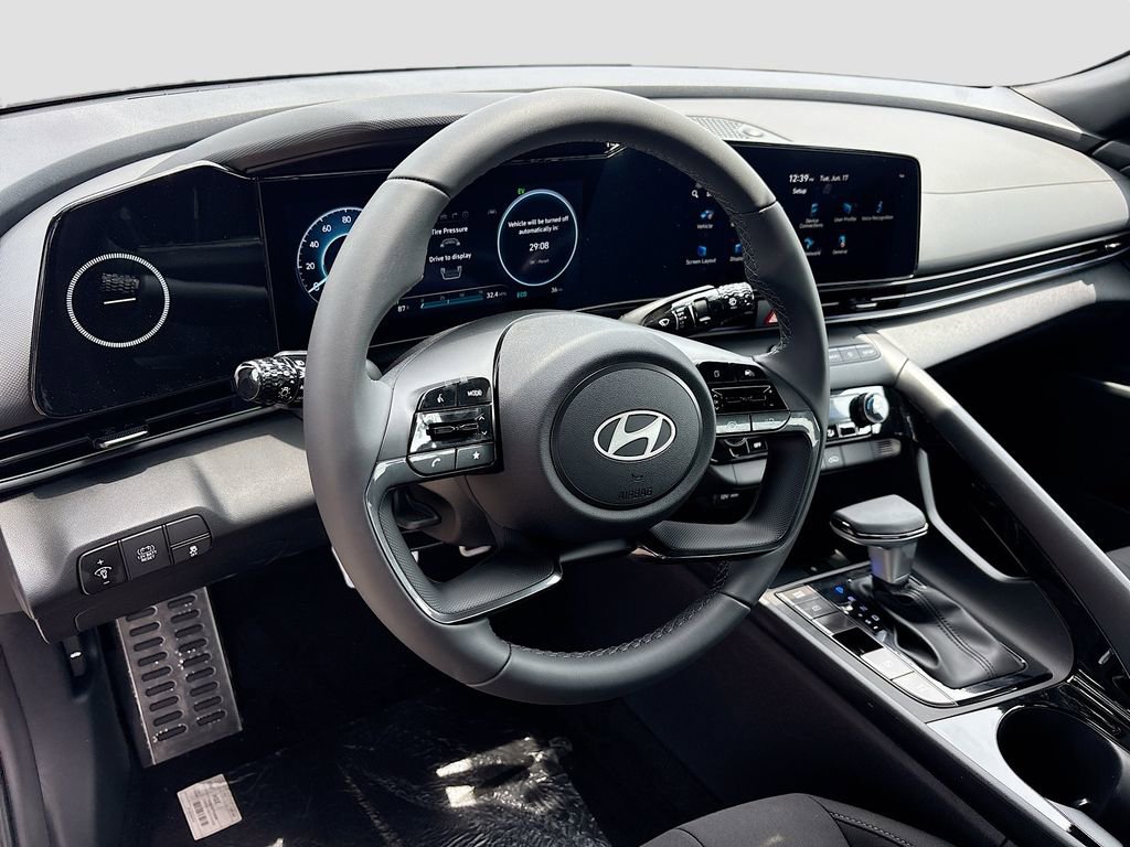 New 2025 Hyundai Elantra SEL image 9