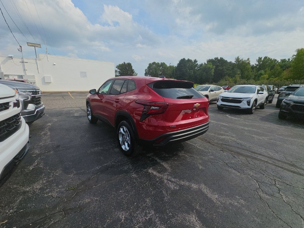 New 2026 Chevrolet Trax LS w/ LS Convenience Package FWD image 5