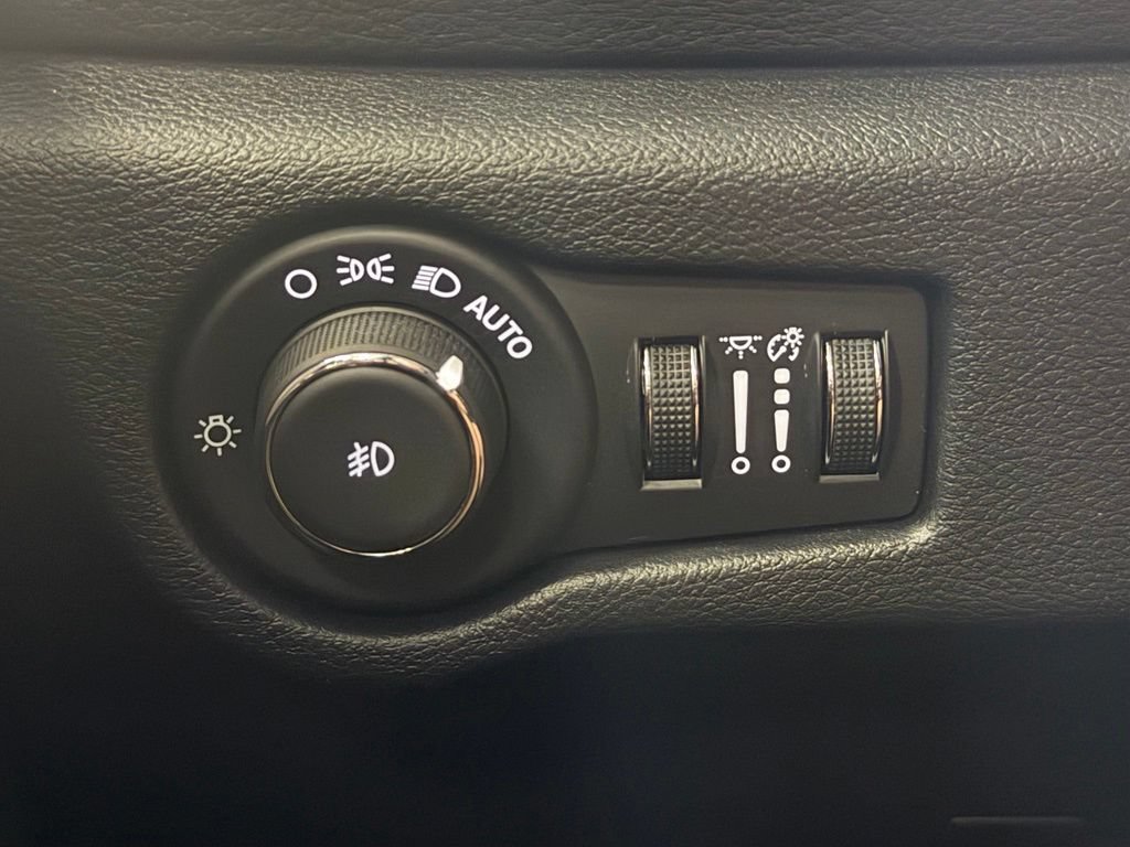 Used 2024 Chrysler Pacifica Touring FWD image 14