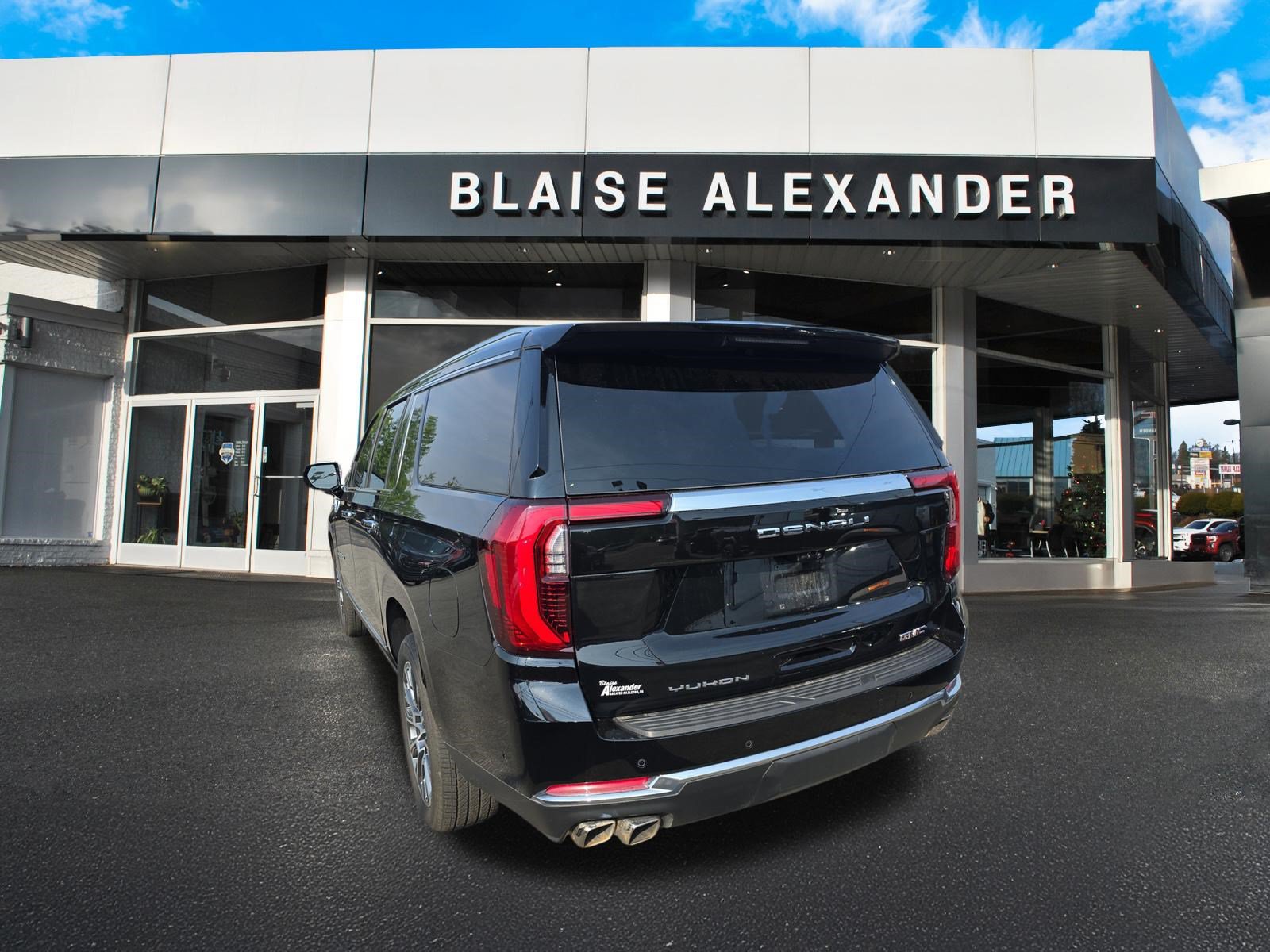Used 2025 GMC Yukon XL Denali w/ Denali Reserve Package AWD/4WD image 7