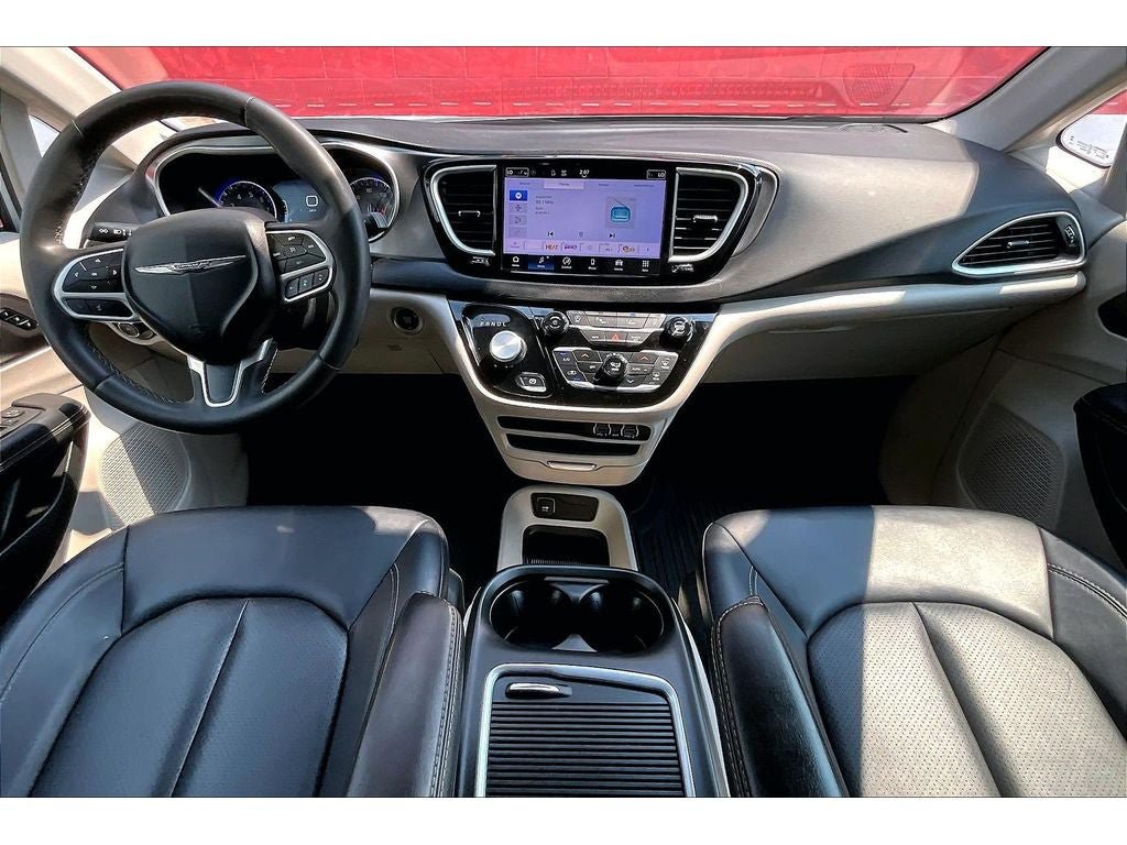 Used 2024 Chrysler Pacifica Touring-L FWD image 16