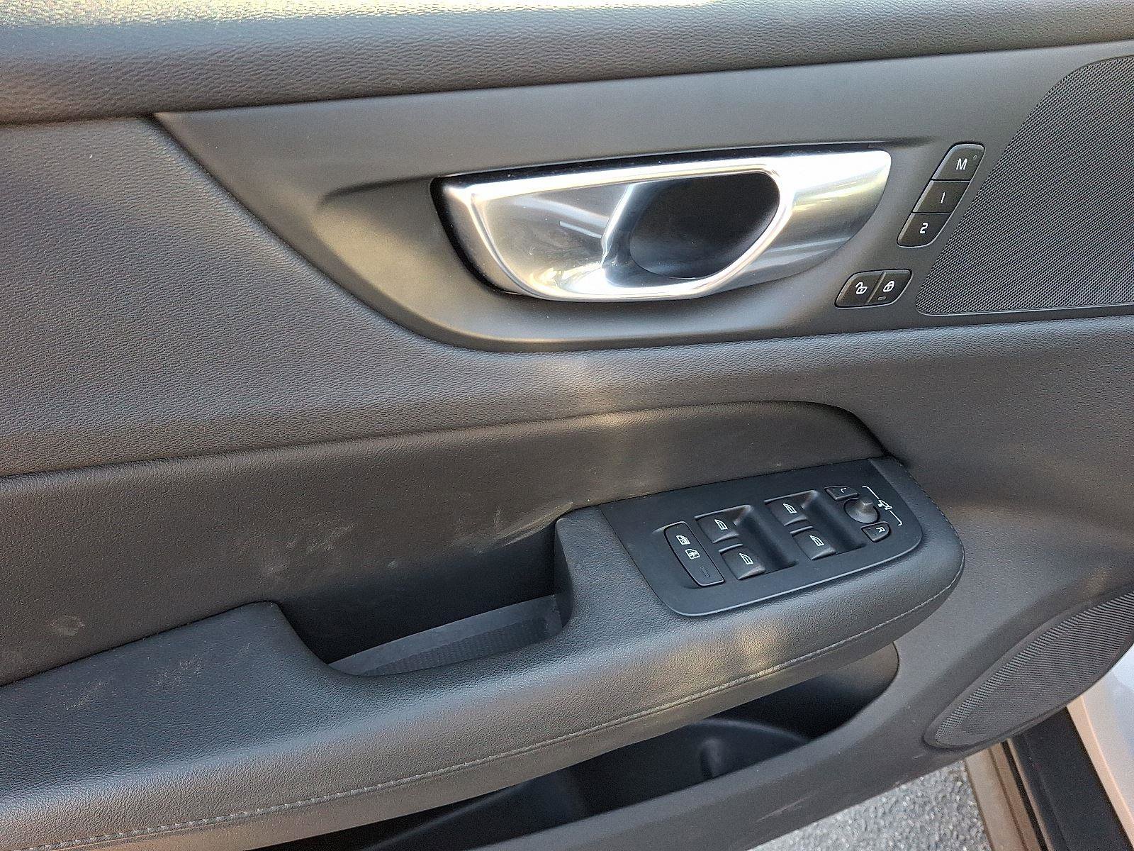 Used 2025 Volvo V60 B5 Cross Country Plus image 12