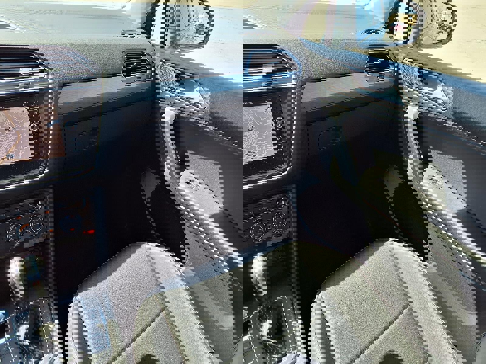 Used 2021 Volkswagen Tiguan SEL w/ 2-Row Tiguan MDO Package AWD/4WD image 3