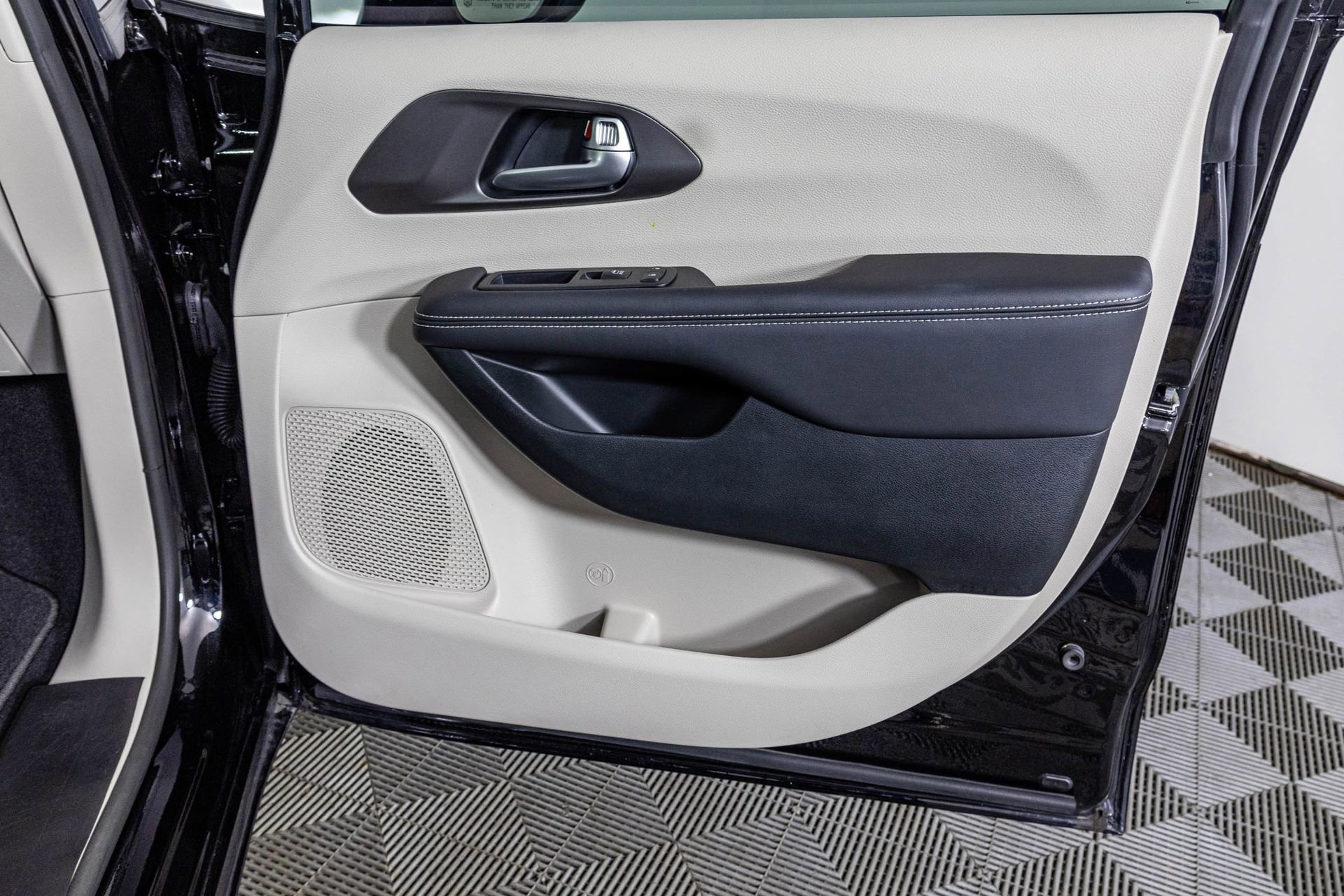 Used 2024 Chrysler Pacifica Touring-L image 42