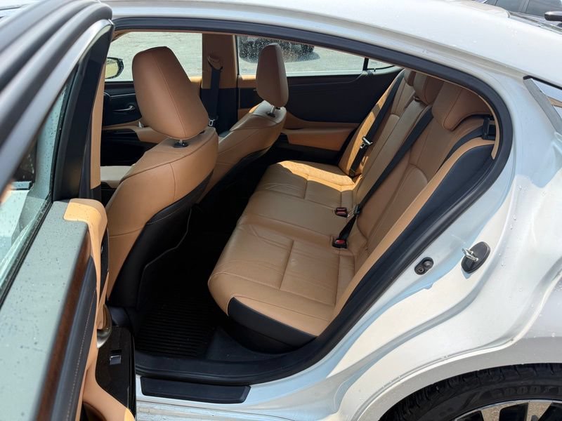 Used 2024 Lexus ES 300h w/ Accessory Package (Z1) FWD image 10