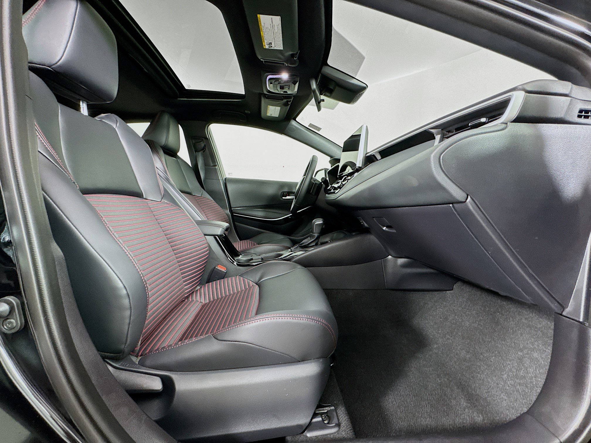 Certified 2025 Toyota Corolla XSE FWD image 30