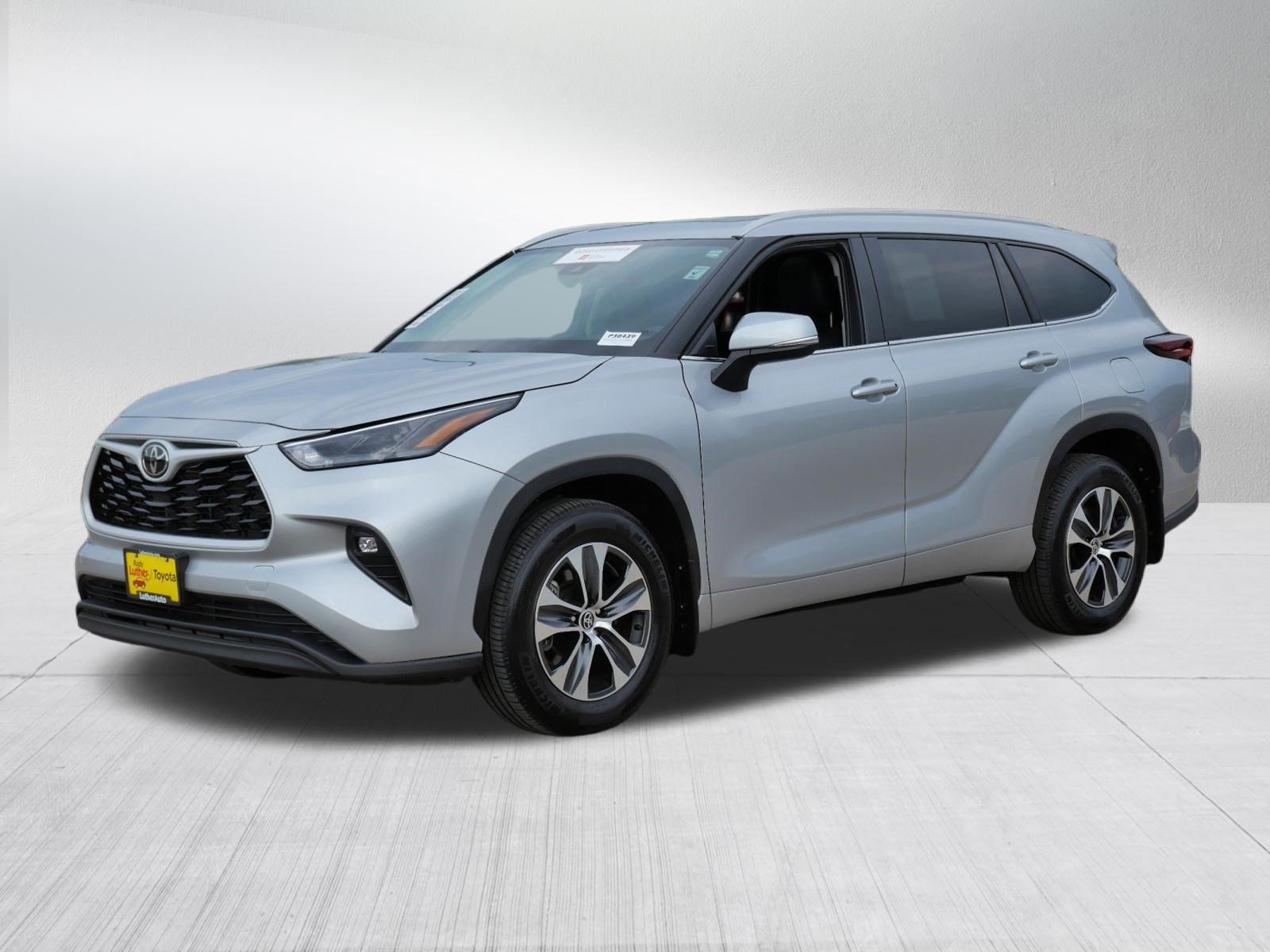 Certified 2025 Toyota Highlander XLE AWD/4WD image 3
