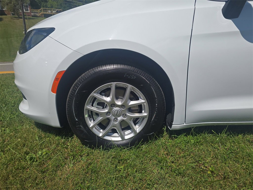 New 2025 Chrysler Voyager LX image 7