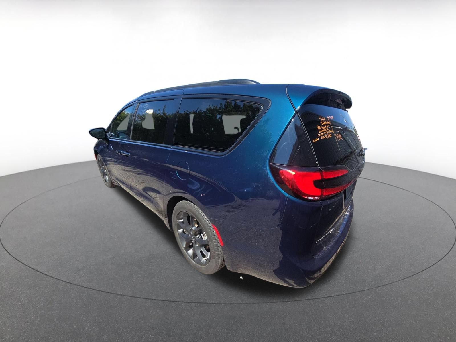 Used 2025 Chrysler Pacifica Limited FWD image 3