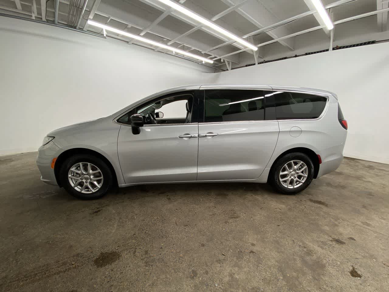 Used 2024 Chrysler Pacifica Touring-L FWD image 3