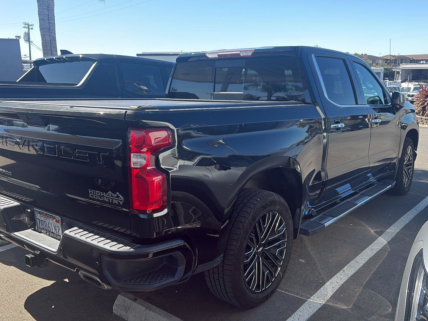 Used 2019 Chevrolet Silverado 1500 High Country w/ Technology Package AWD/4WD image 2