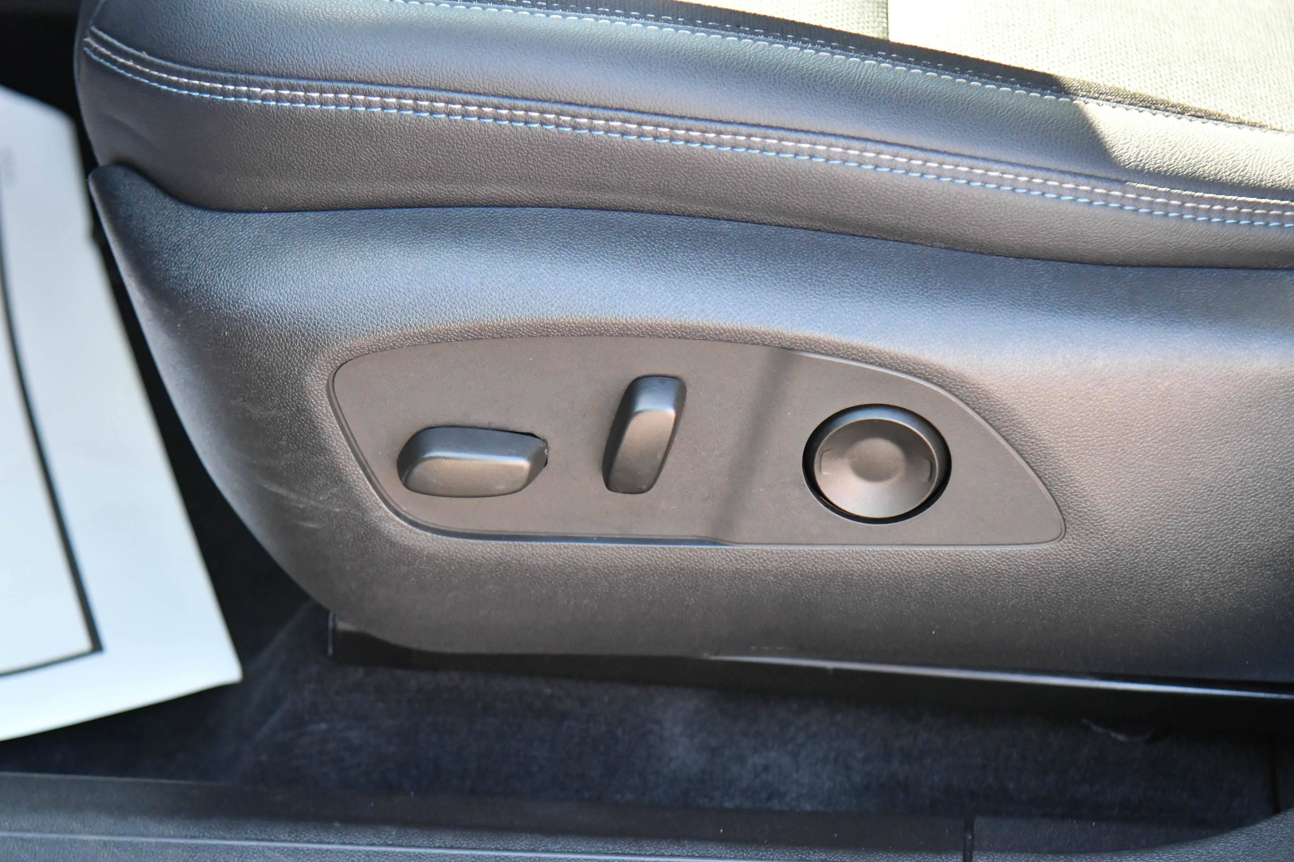 Used 2025 Chevrolet Equinox EV LT w/ Convenience Package image 16