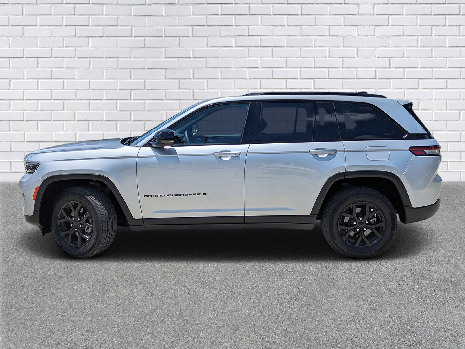 Used 2024 Jeep Grand Cherokee Altitude image 2