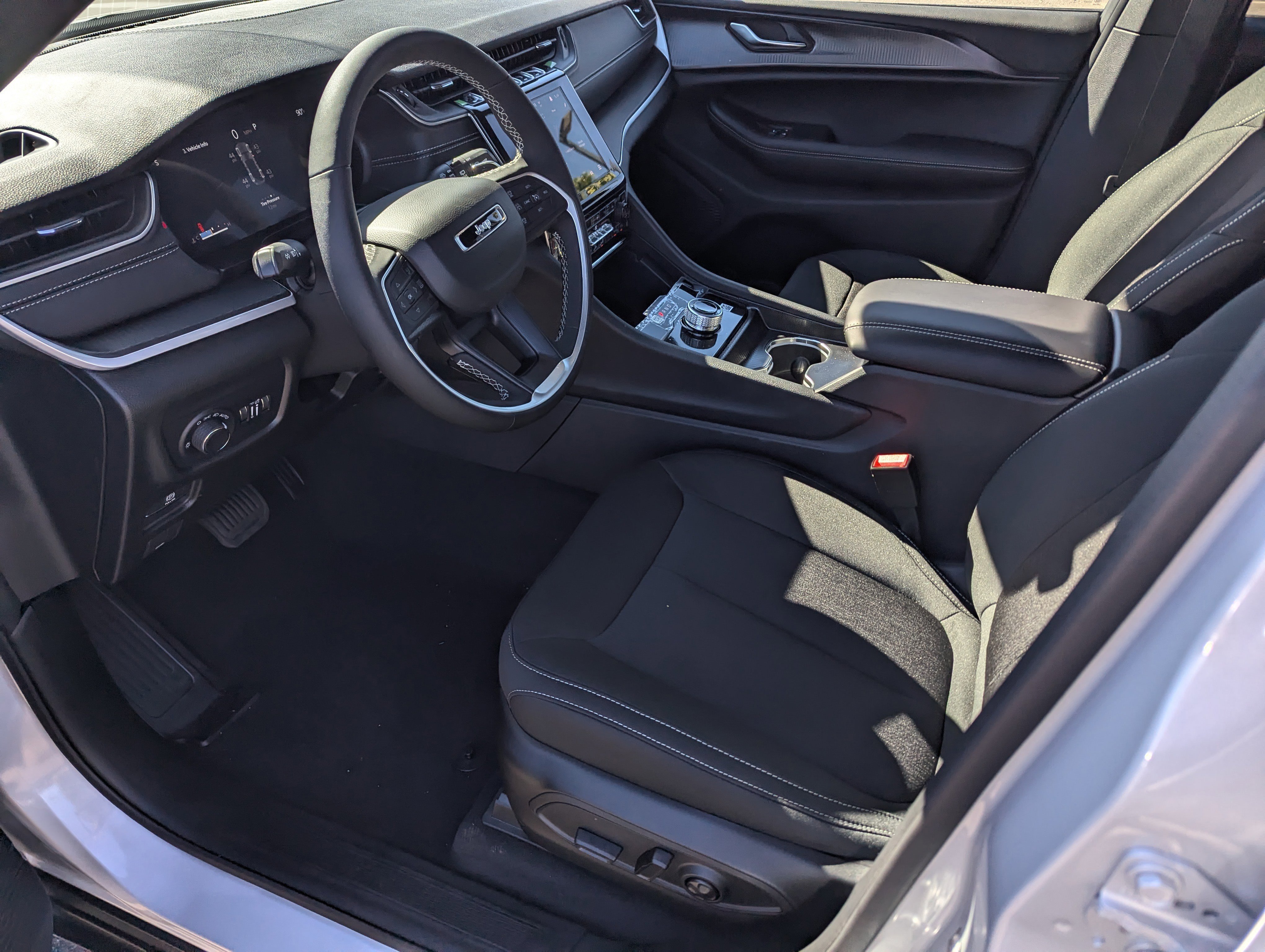 New 2025 Jeep Grand Cherokee Laredo image 9