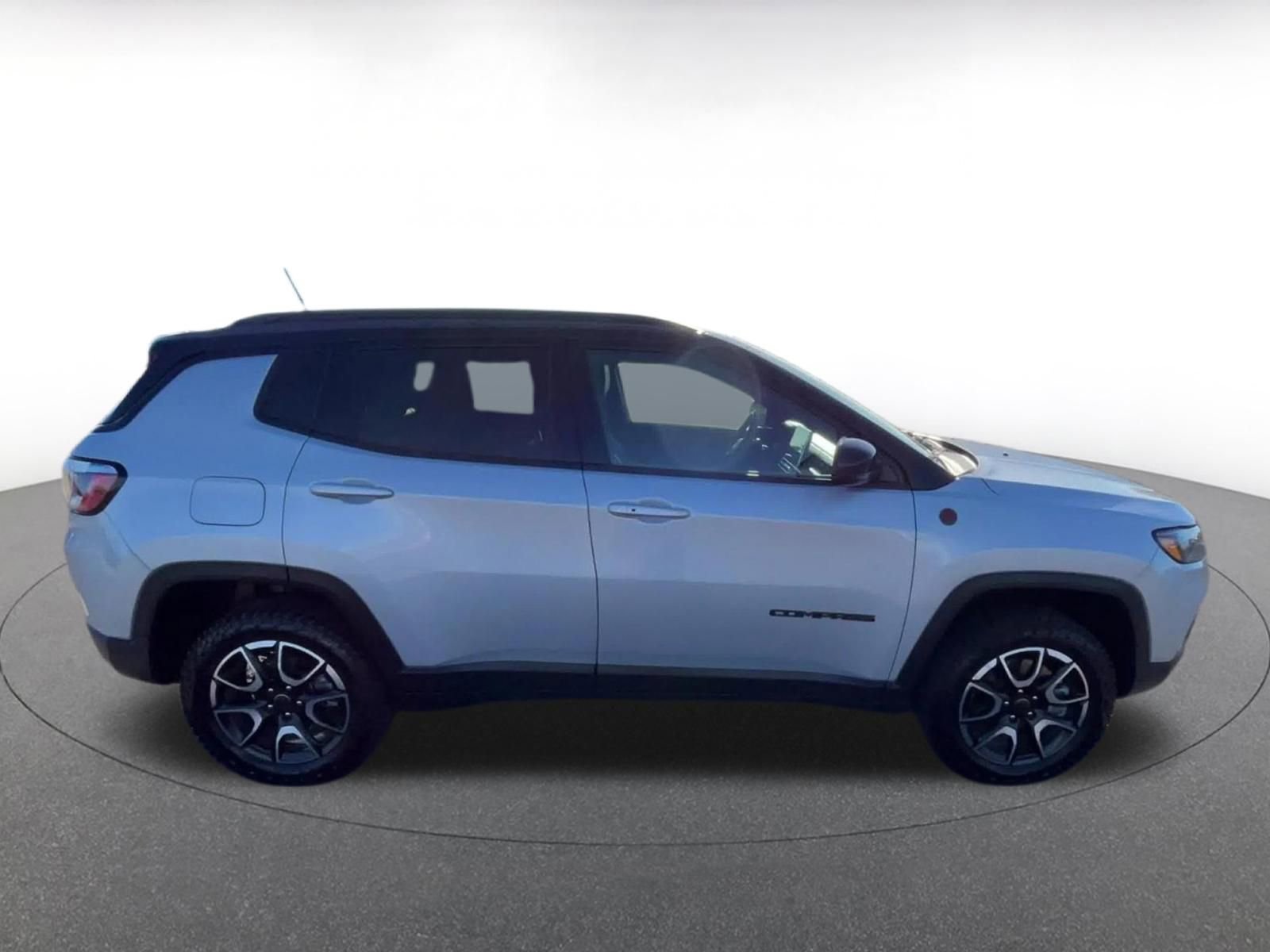 Used 2025 Jeep Compass Trailhawk image 16