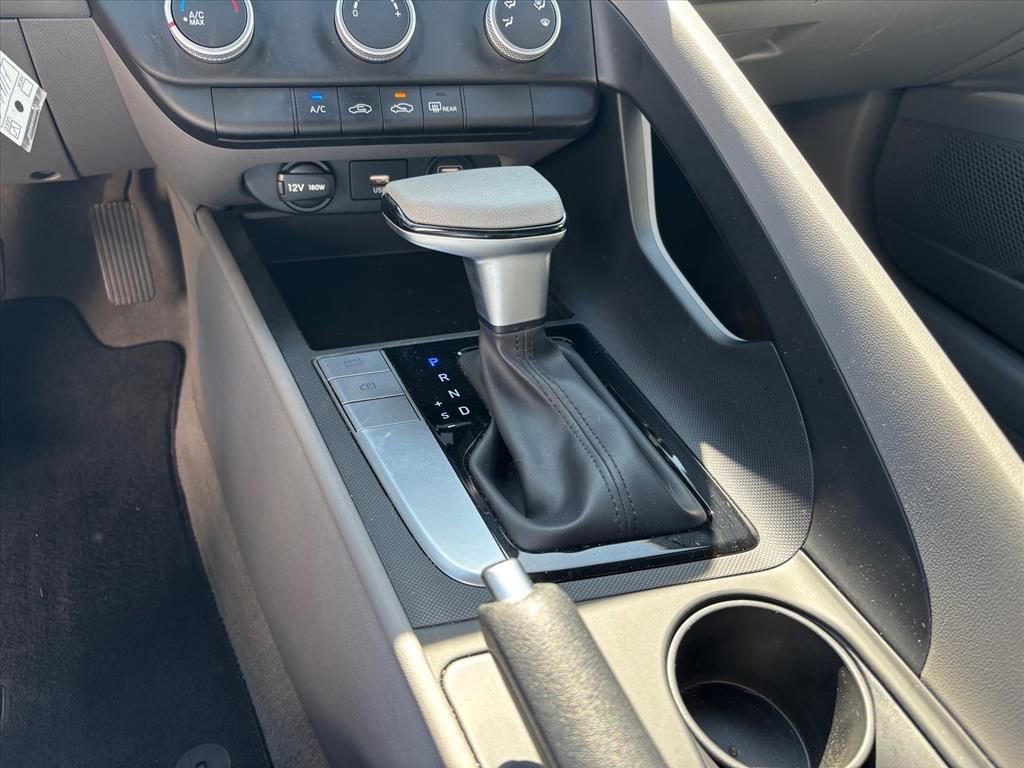 Used 2023 Hyundai Elantra SE w/ Preferred Accessory Package FWD image 18