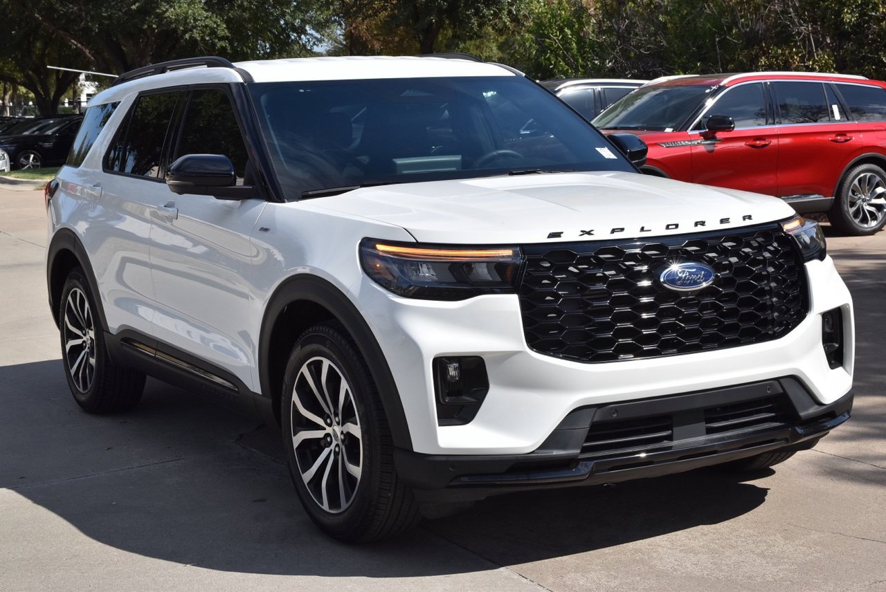 Certified 2025 Ford Explorer ST-Line RWD image 4