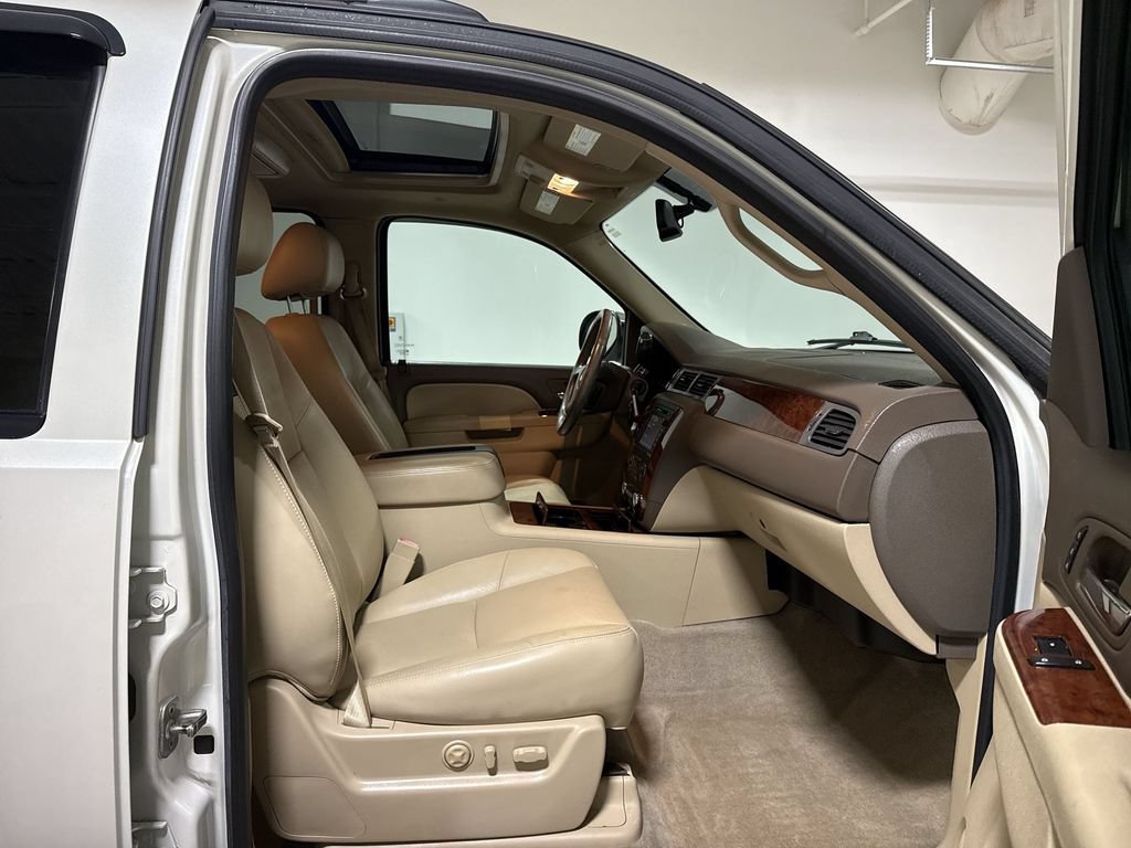 Used 2013 Chevrolet Avalanche LTZ AWD/4WD image 23