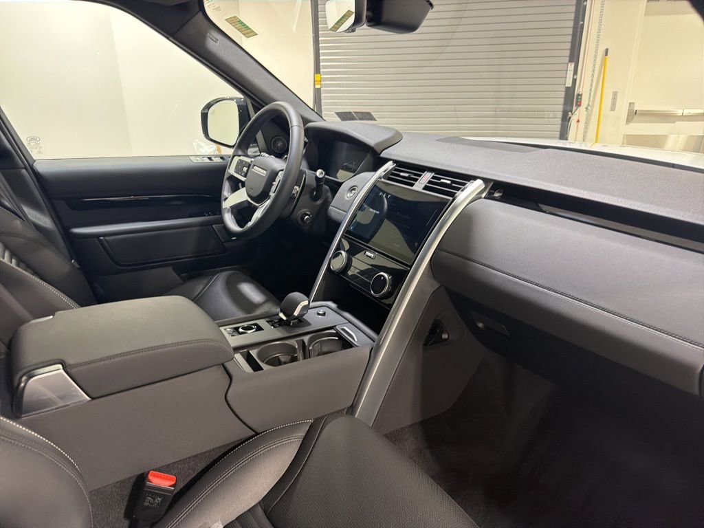 Used 2025 Land Rover Discovery S AWD/4WD image 24