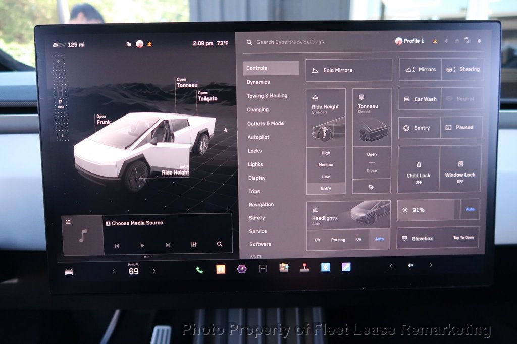 Used 2024 Tesla Cybertruck AWD Crew Cab image 44