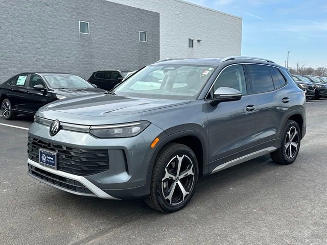 Certified 2025 Volkswagen Tiguan SE w/ Panoramic Sunroof Package image 3