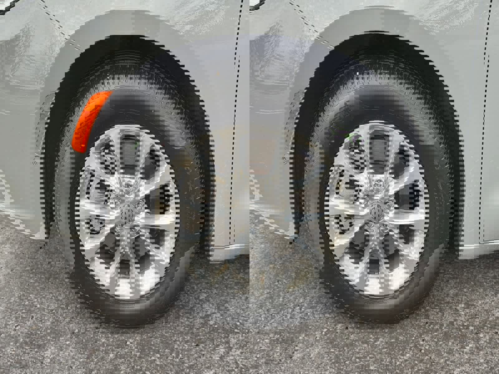 Used 2023 Chrysler Pacifica Touring-L image 14