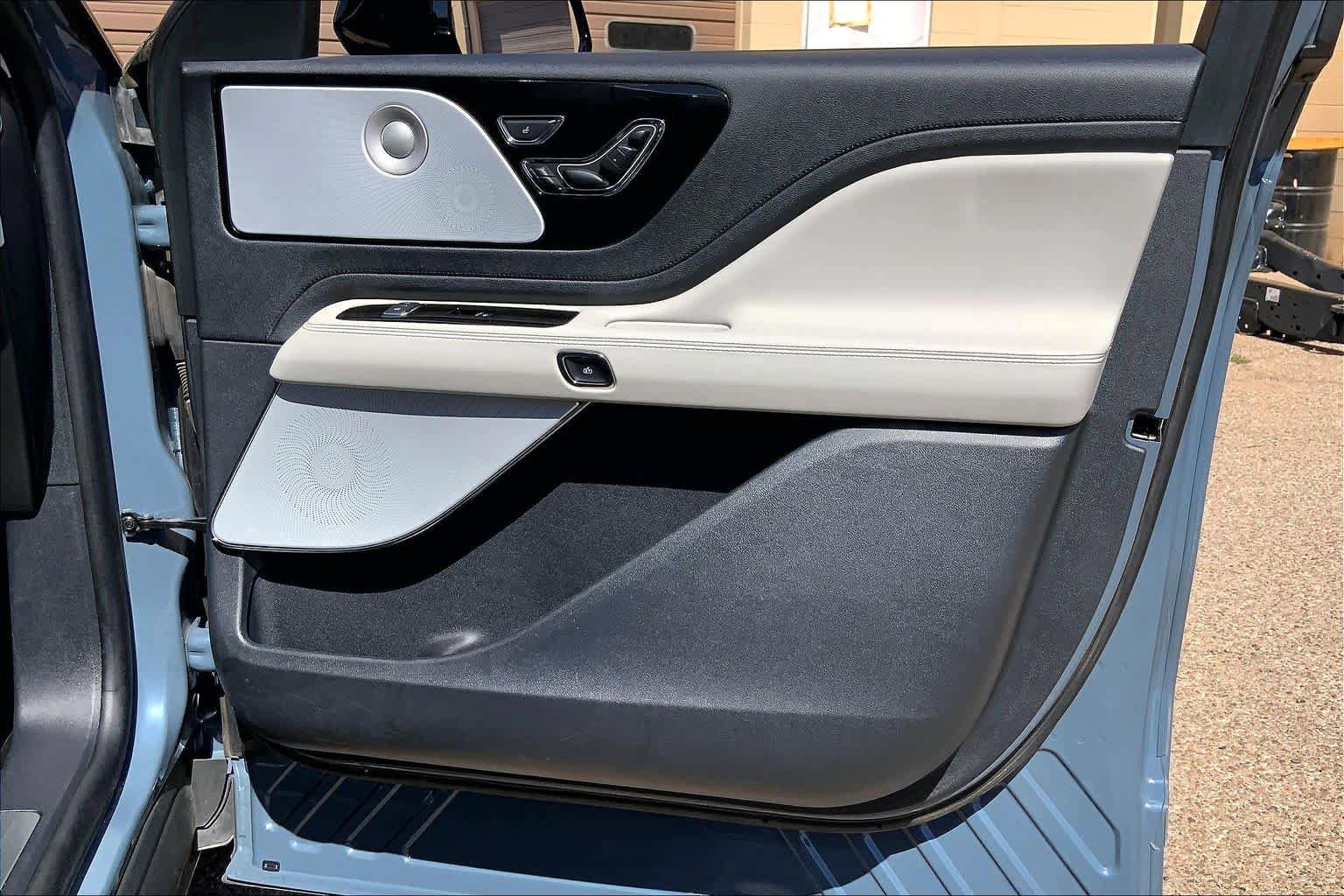Certified 2025 Lincoln Aviator Reserve w/ Luxury Package RWD image 23