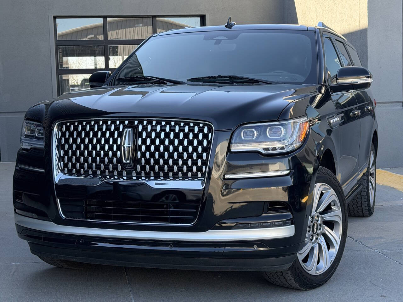 Used 2022 Lincoln Navigator Reserve AWD/4WD image 3