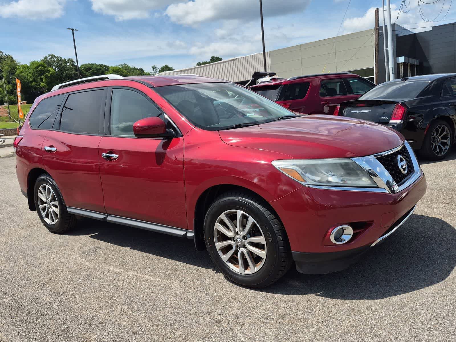 Used 2016 Nissan Pathfinder SV w/ Cargo Package FWD image 2