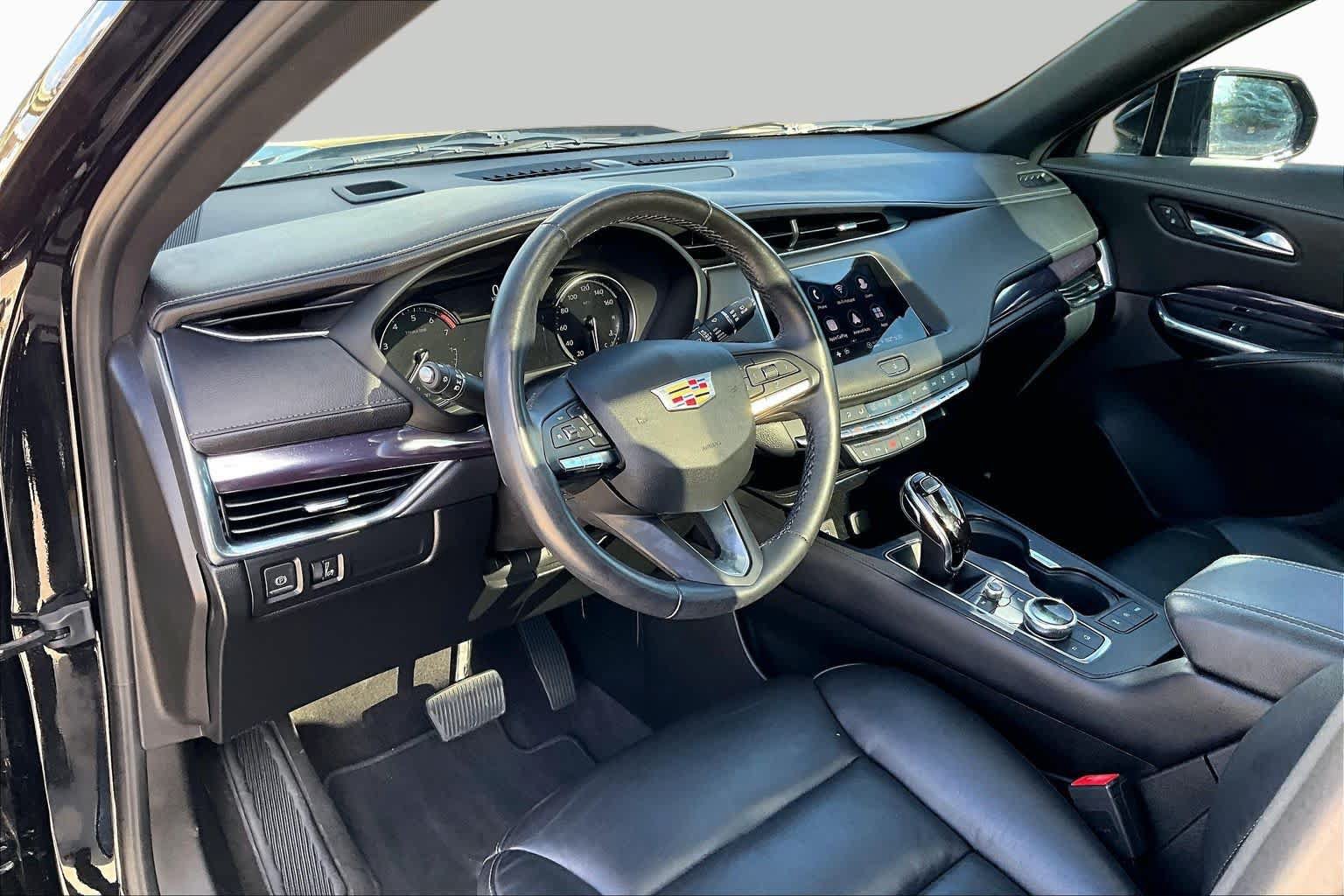 Used 2023 Cadillac XT4 Luxury w/ Cold Weather Package FWD image 31