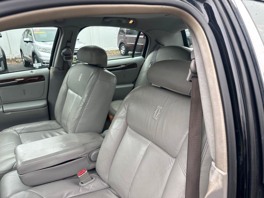Used 2002 Lincoln Town Car Cartier RWD image 27