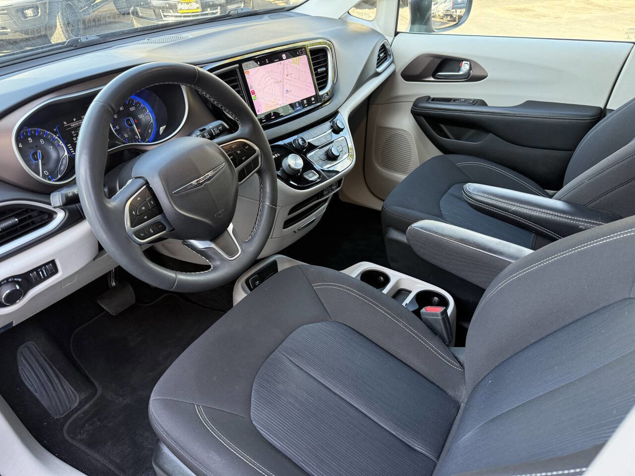 Used 2022 Chrysler Voyager LX image 10