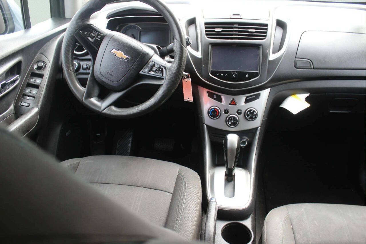 Used 2015 Chevrolet Trax LT w/ LT Sun and Sound Package FWD image 7