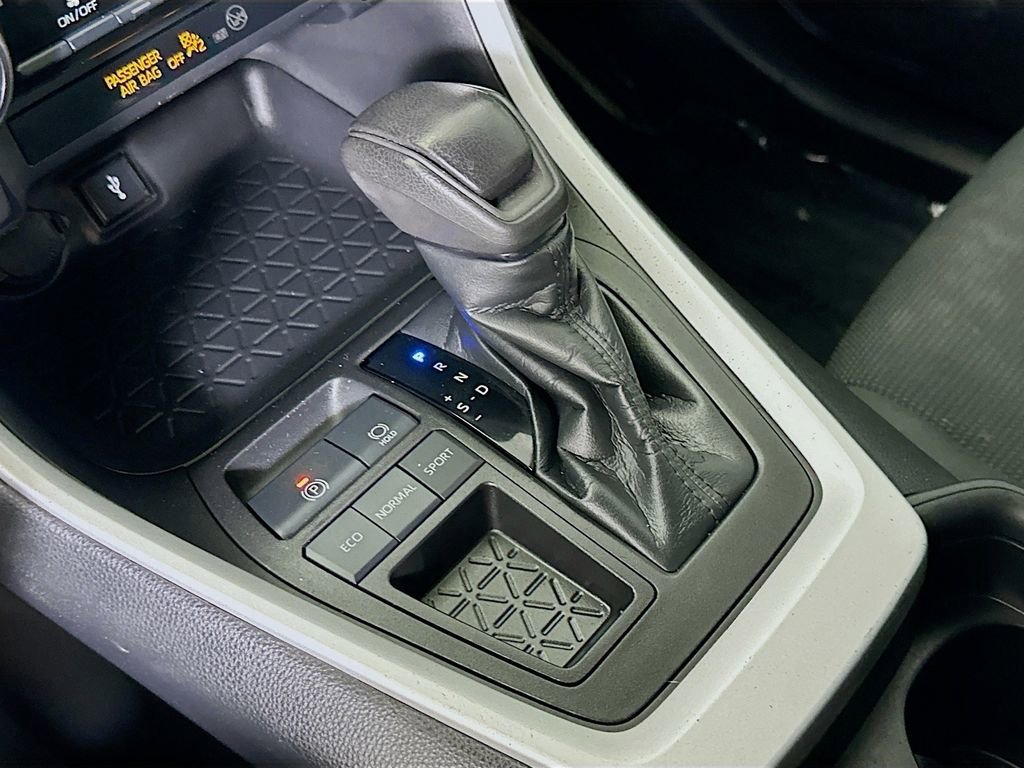 Used 2021 Toyota RAV4 LE image 29