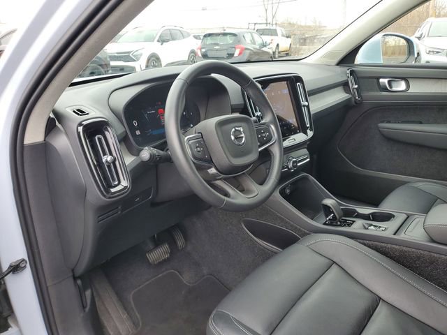 Used 2025 Volvo XC40 B5 Core image 10